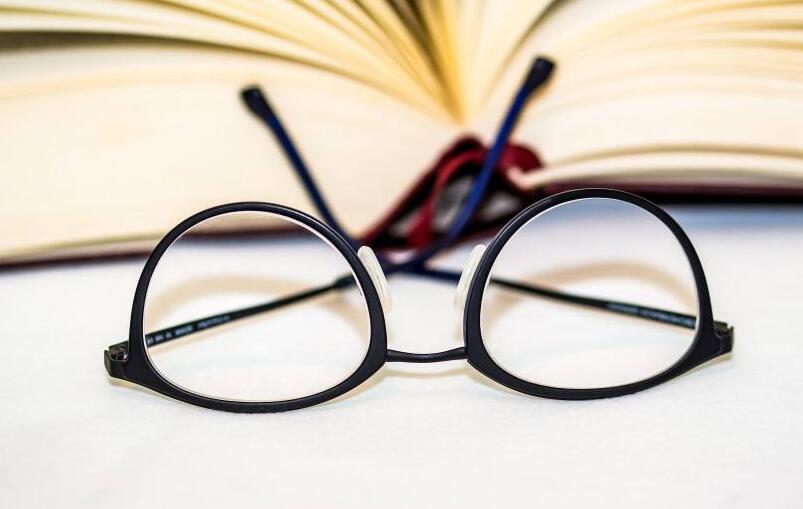 配眼镜时是越贵越好吗？